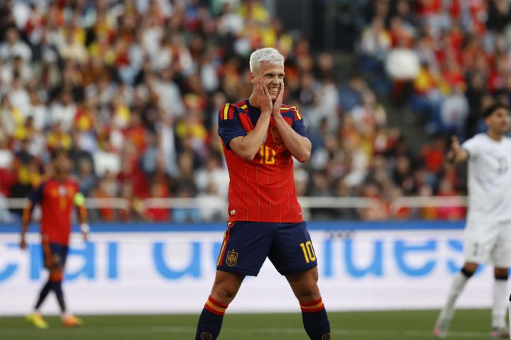 Dani Olmo se lamenta por una ocasión fallada en el partido contra Irak
