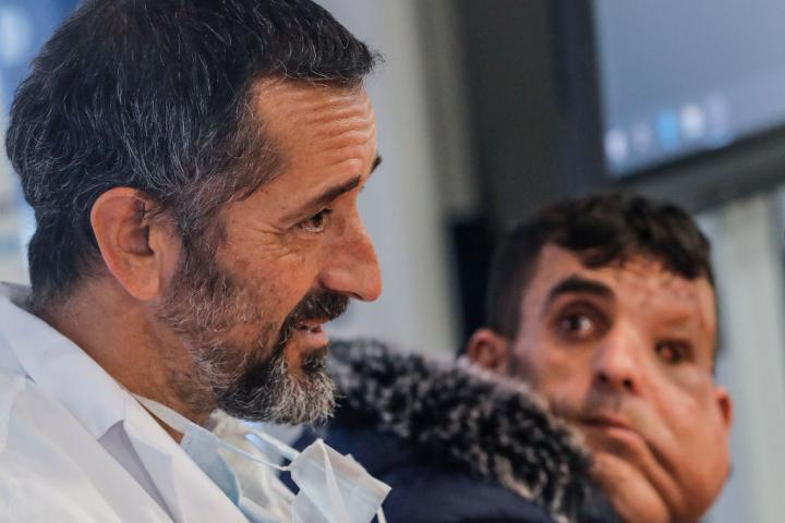 El cirujano plástico Pedro Cavadas ofrece una rueda de prensa en el Hospital Vithas el 18 de diciembre de 2020,