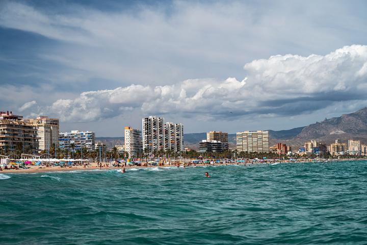 Escena de verano en la playa de San Juan (Alicante)