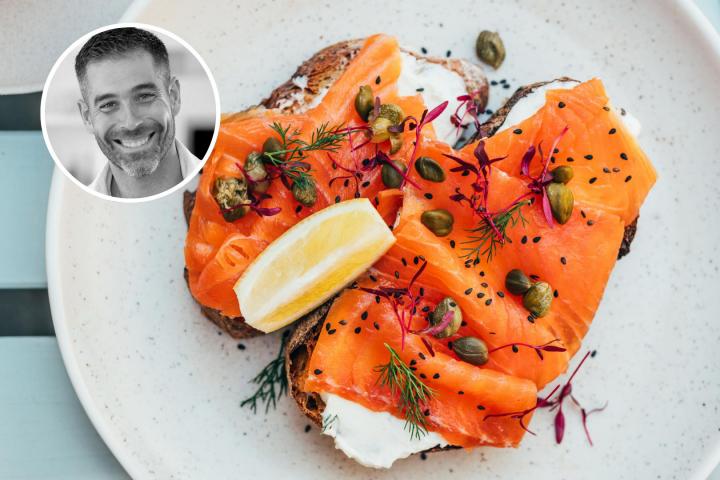 Pablo Ojeda y un plato de salón y alcaparras