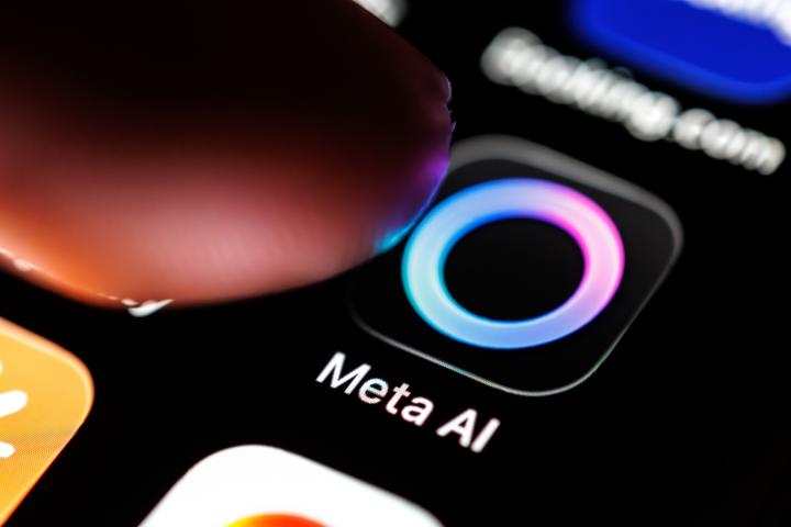 Una pantalla muestra el icono de Meta AI, el asistente IA de Meta, propietaria de Facebook, Instagram o WhatsApp