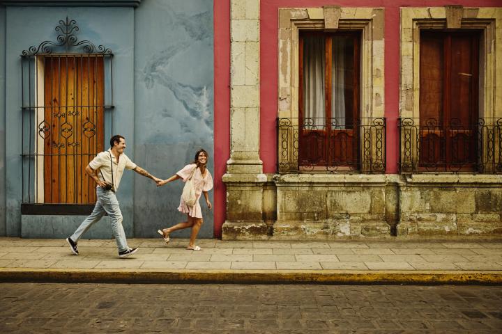 Una pareja se divierte de viaje