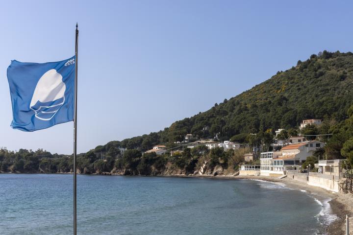 Una playa con bandera azul en Italia.
