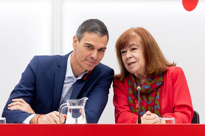 Cristina Narbona, junto a Pedro Sánchez