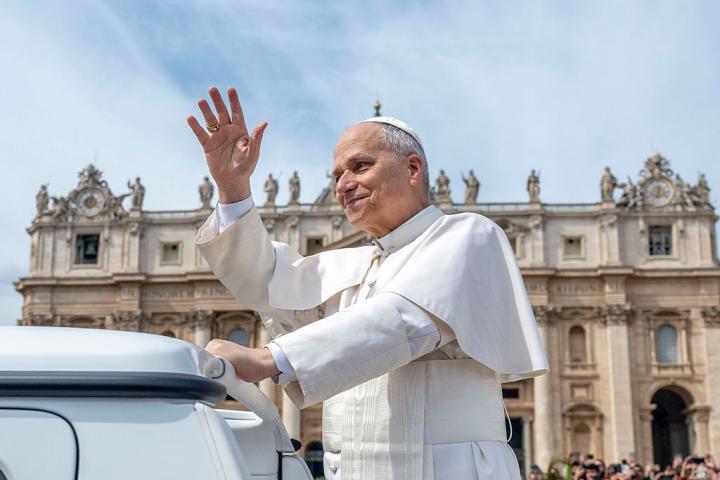 El Papa León XIV saluda a la multitud desde el papamóvil durante la misa del Domingo de Ramos en la Plaza de San Pedro, el 29 de marzo de 2026, en la Ciudad del Vaticano.