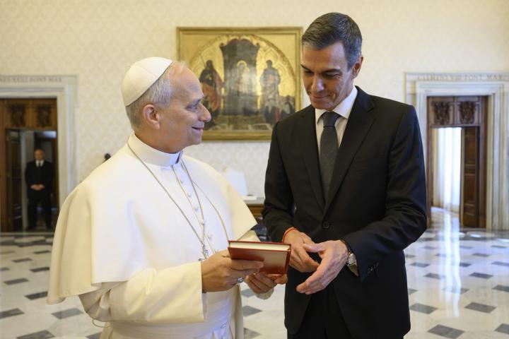 El presidente del Gobierno, Pedro Sánchez, junto al papa León XIV.
