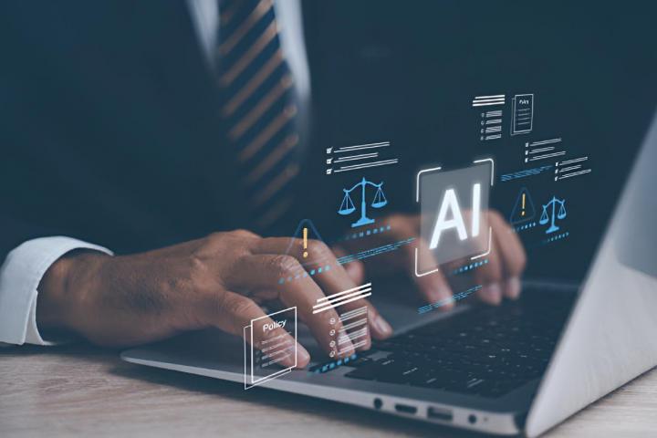 Un empresario trabajando en un portátil con iconos legales de inteligencia artificial que muestran normas de regulación, ética y cumplimiento.