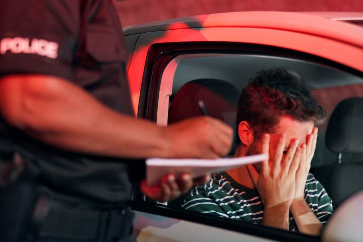 Conductor preocupado por una multa de tráfico
