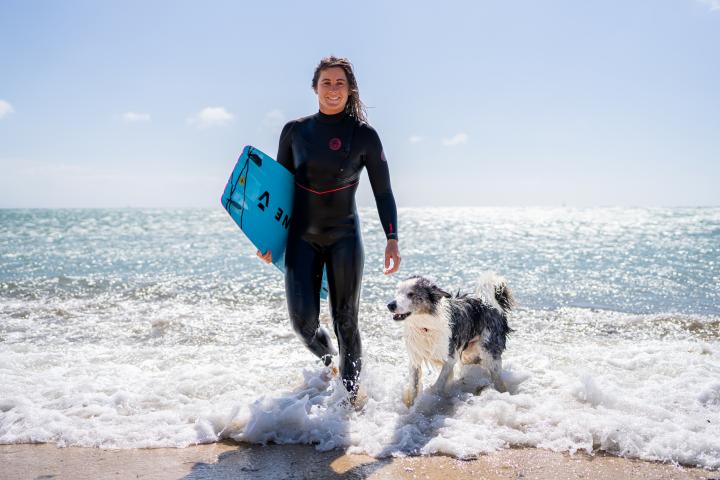 Gisela Pulido, junto a su mascota Fly.