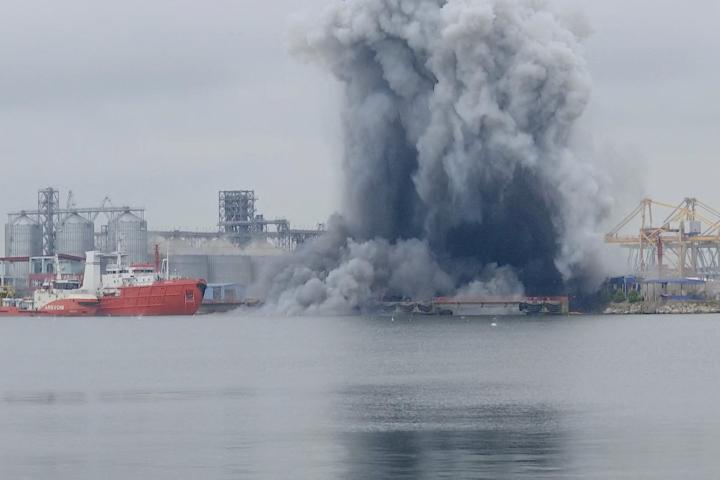 Humo tras la explosión de un dron marino en el puerto rumano de Constanza, en el mar Negro, el 5 de junio de 2026.