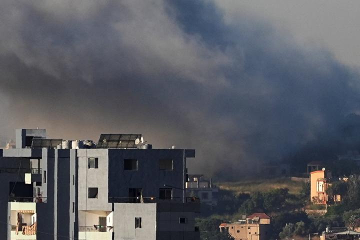 Imagen de un bombardeo israelí en el sur de Líbano, visto desde Nabatieh.