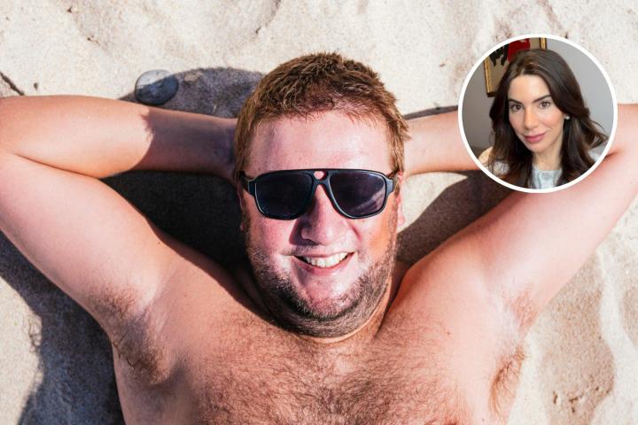 Isabel Viña y un hombre tomando el sol