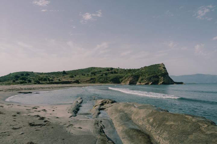 La costa de Zvërnec (Albania), junto con la cercana laguna de Nartë, repleta de marismas salinas, fotografiada el 12 de junio de 2024.
