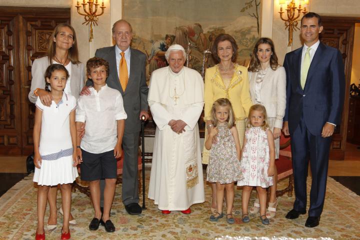 La infanta Elena y sus hijos, los reyes Juan Carlos y Sofía y Felipe y Letizia con sus hijas Leonor y Sofía junto a Benedicto XVI en La Zarzuela en 2011