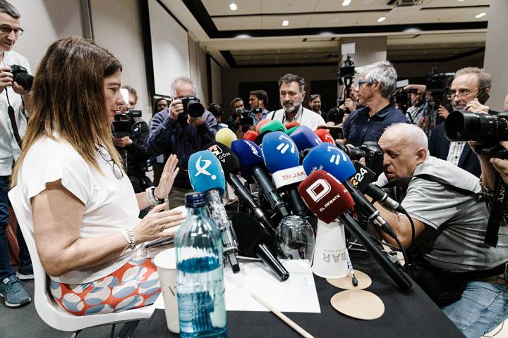 Leire Díez, con unos papeles en su célebre rueda de prensa