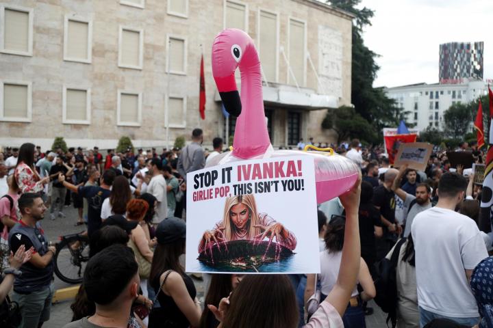 Manifestantes en Tirana (Albania), el 3 de junio de 2026, contra un proyecto turístico costero vinculado a Jared Kushner, yerno del presidente estadounidense Donald Trump, y su hija Ivanka.