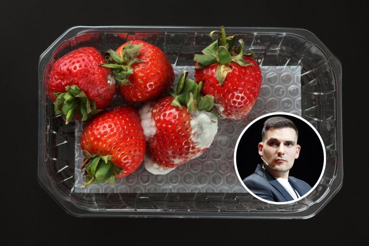 Mario Sánchez Rosagro y un paquete de fresas en mal estado