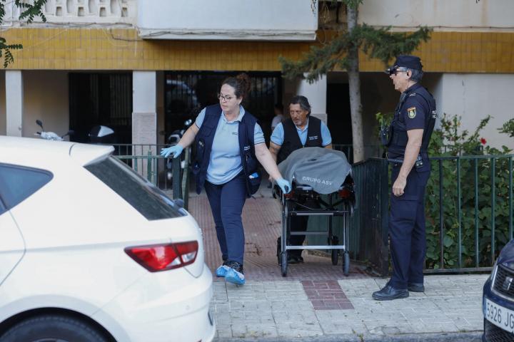 Miembros de los servicios funerarios retiran uno de los cuerpos hallados en Palma-Palmilla en Málaga, en un caso de violencia machista, el 5 de junio de 2026.