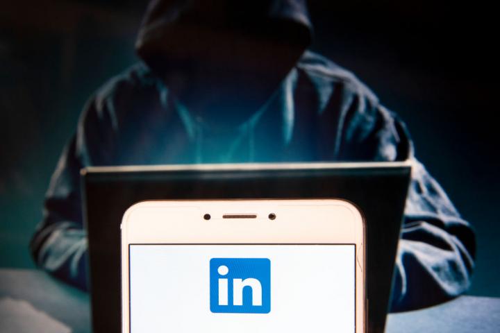 Montaje muy oportuno que hemos encontrado de un 'hacker' y el logo de LinkedIn