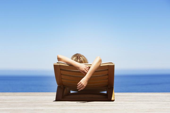 Mujer tomando el sol