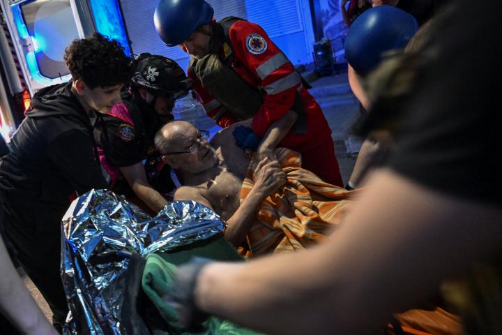 Personal médico evacua a un residente herido en un edificio de apartamentos destruido por un ataque con drones rusos en Zaporiyia (Ucrania), el 4 de junio de 2026.