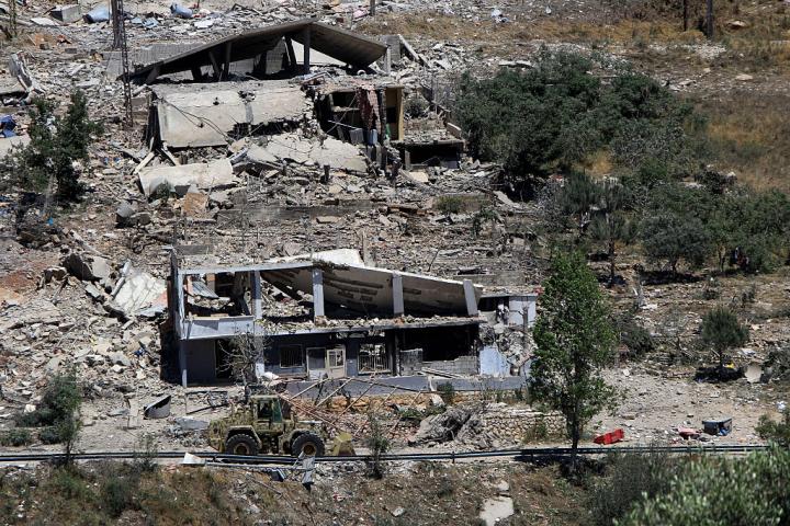 Una excavadora del Ejército libanés retira escombros tras los bombardeos de Israel para abrir una carretera en la aldea de Dibbine, al sur del Líbano, el 4 de junio de 2026.