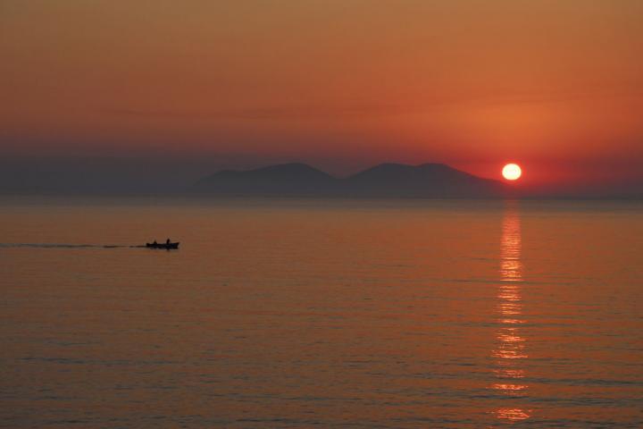 Vista del atardecer sobre la isla de Sazan desde Valona, en Albaniua, el 17 de julio de 2007.