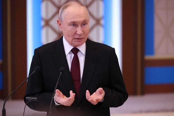 Vladimir Putin gesticula durante una intervención