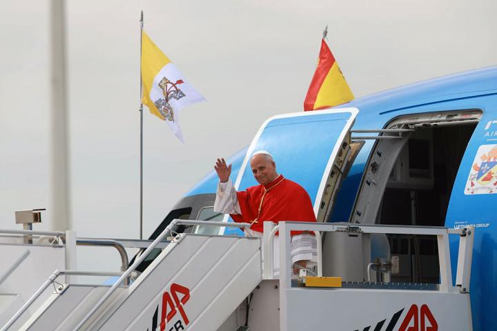 El papa León XIV a su llegada al aeropuerto Adolfo Suárez Madrid-Barajas este sábado.