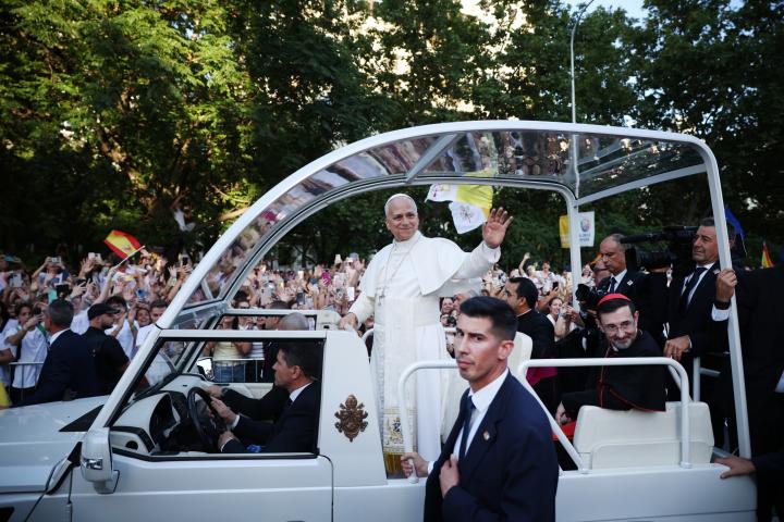 El papa León XIV en el papamóvil rumbo a la Plaza Lima.
