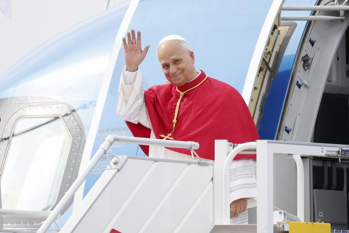 El papa León XIV sale del avión tras aterrizar en Madrid para su visita apostólica a España