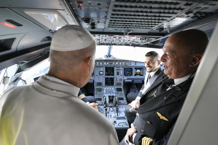 alt="alt="El Papa León XIV saluda a los pilotos""