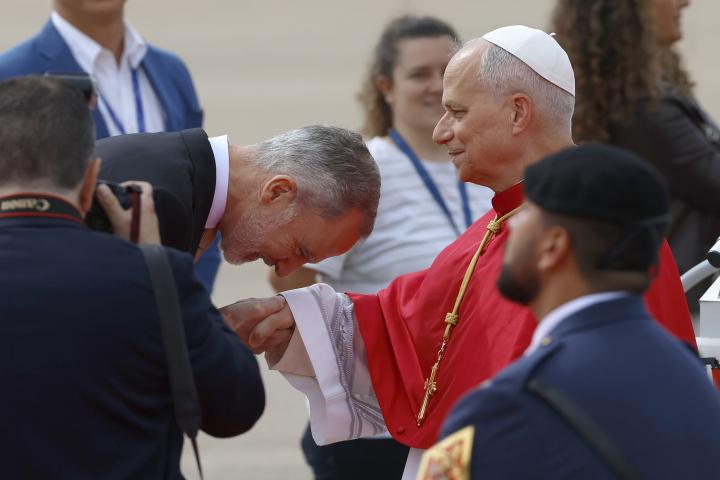 El rey Felipe VI saluda al papa León XIV como marca el protocolo a su llegada a España para su viaje apostólico