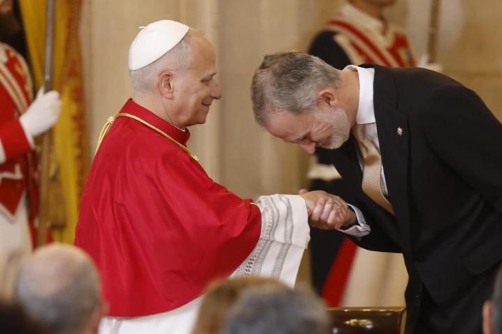 Felipe VI saluda a León XIV tras pronunciar su discurso este sábado en el Palacio Real de Madrid.