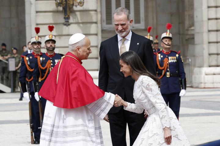 La reina Letizia hace la reverencia a León XIV en el recibimiento oficial en la Plaza de la Armería por su viaje apostólico a España
