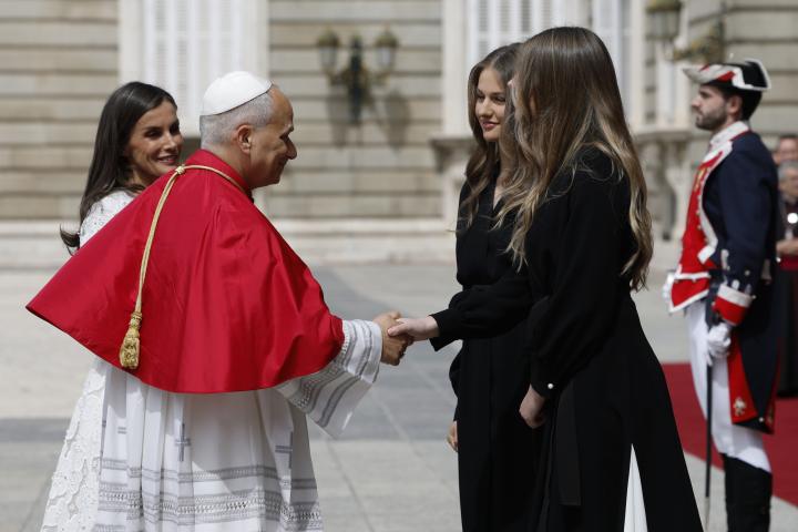 La reina Letizia presenta a la princesa Leonor y la infanta Sofía al papa León XIV en el Palacio Real