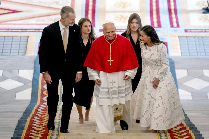 La reina Letizia riendo junto a León XIV en presencia de Felipe VI, la princesa Leonor y la infanta Sofía en la Escalera de Embajadores del Palacio Real