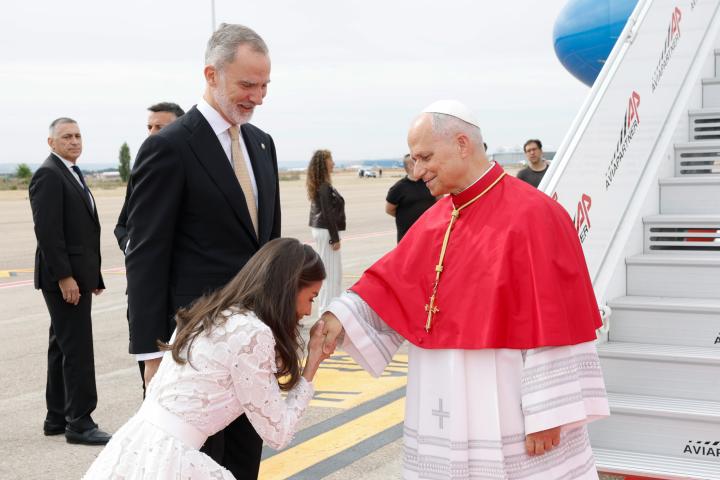 La reina Letizia saluda al papa León XIV haciéndole una reverencia a su llegada a Madrid para su visita apostólica a España