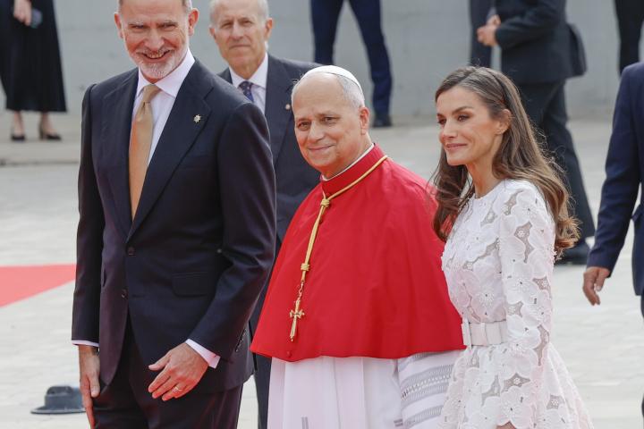 Los reyes Felipe y Letizia con León XIV en la recepción al papa al comienzo de su visita apostólica a España