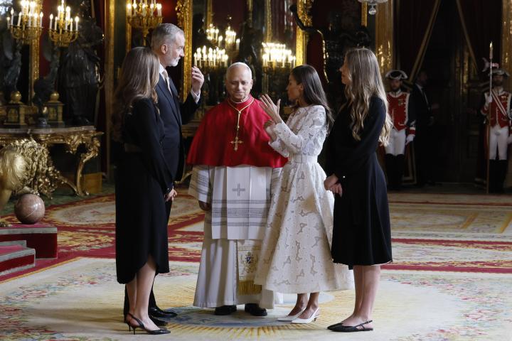 Los reyes Felipe y Letizia y la princesa Leonor y la infanta Sofía hablando con el papa León XIV en el Salón del Trono del Palacio Real