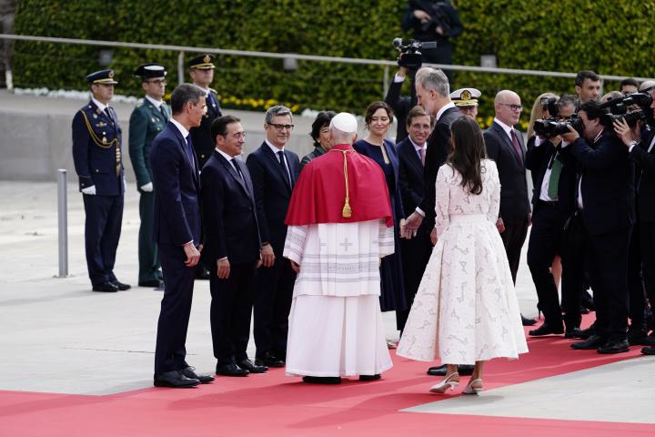 Los Reyes y el Presidente del Gobierno, Pedro Sánchez, acompañados por la, la Presidenta de la Comunidad de Madrid, Isabel Díaz Ayuso y el Alcalde de Madrid, José Luis Martínez Almeida, reciben al Papa León XIV.