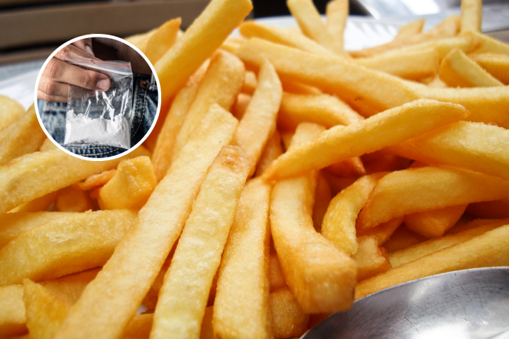 Patatas fritas y bolsa de cocaína.