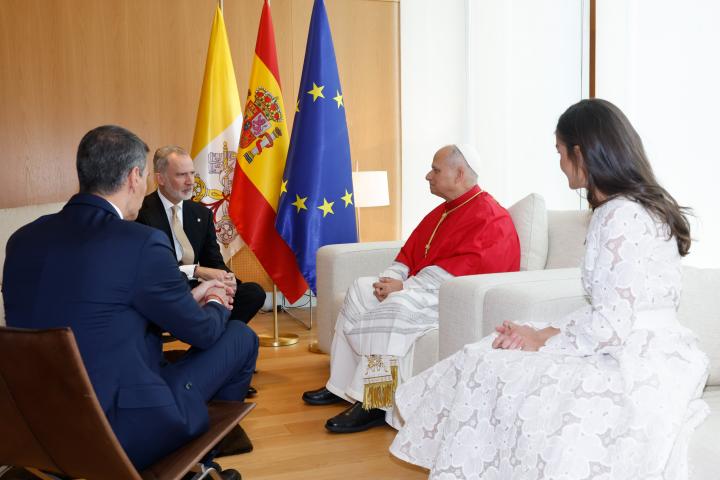 Pedro Sánchez, los reyes y el papa durante su encuentro