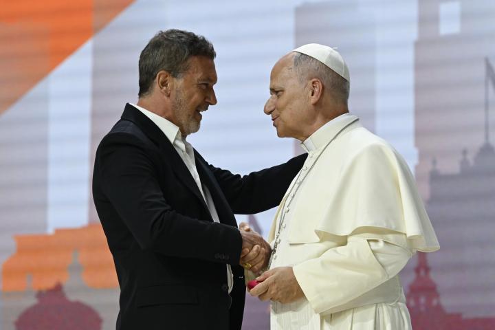 Antonio Banderas junto al papa León XIV