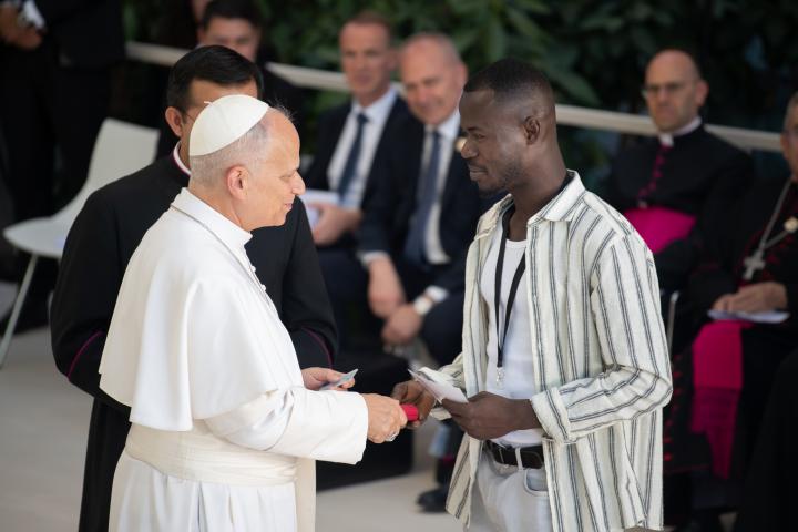 El Papa León XIV durante su visita a los operadores y personas asistidas del proyecto social CEDIA 24 horas, el 6 de junio de 2026, en Madrid, España.