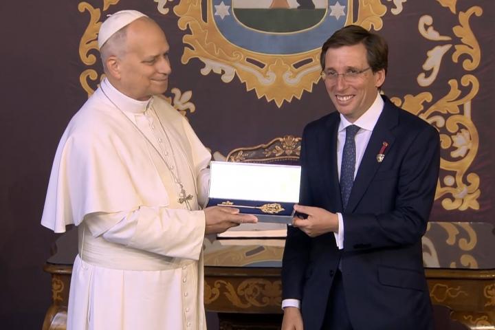 José Luis Martínez-Almeida condecora a León XIV con la Llave de Oro de Madrid esete sábado en la Plaza de Cibeles.SOCIEDAD
AYUNTAMIENTO DE MADRID