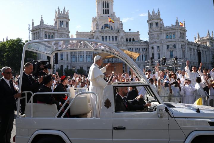 León XIV en su llegada a la Plaza de Cibeles.