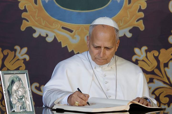 León XIV firma el Libro de Honor del Ayuntamiento de Madrid.