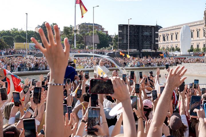 alt="alt="Los fieles reciben a León XVI a su llegada a la Cibeles por la plaza de Colón de Madrid.""