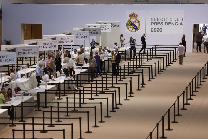 Mesas electorales en Valdebebas en las elecciones del Real Madrid.